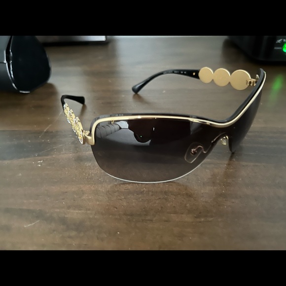 Versace womens sunglasses previously worn, gently used  see details below - Picture 6 of 8